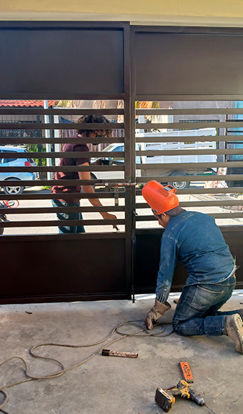 Poniendo-Puerta-de-Herreria